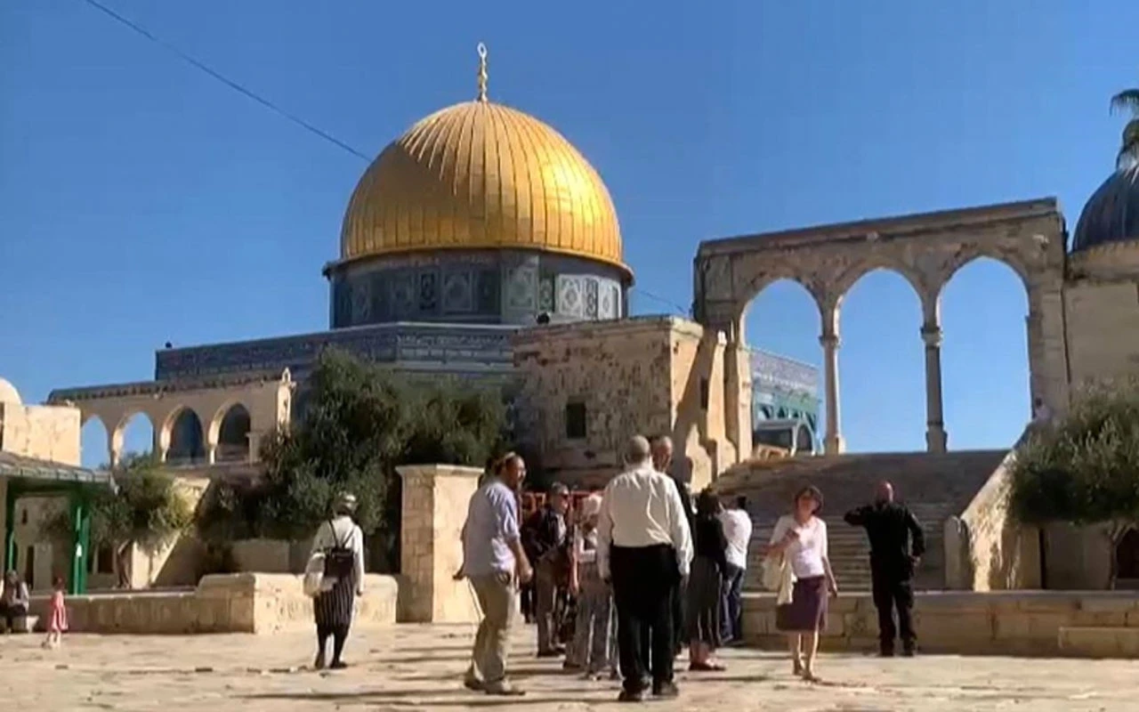 Fanatik Yahudiler polis eşliğinde Mescid-i Aksa'yı bastı